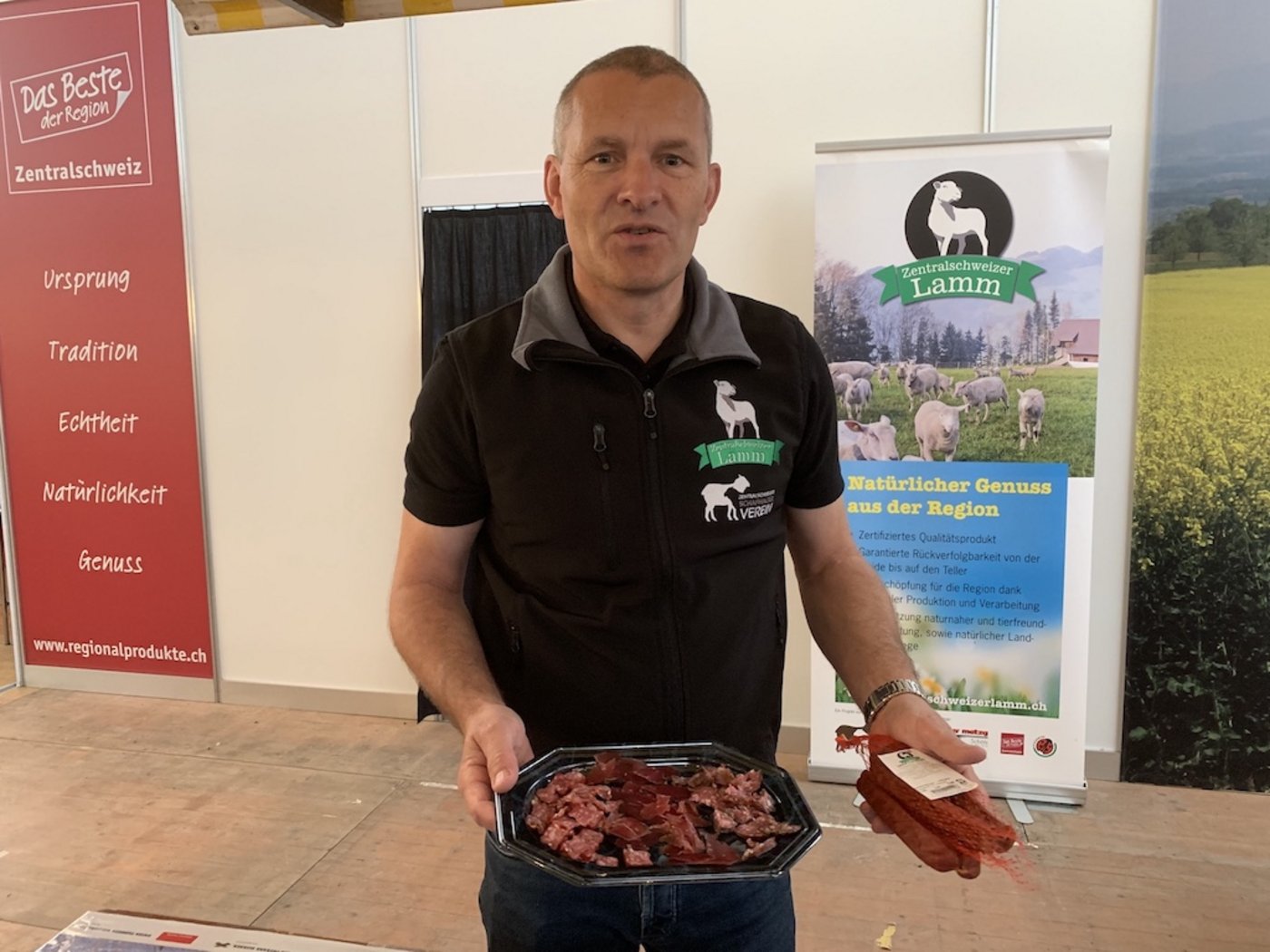 Werner Wicki, Geschäftsfüher «Zentralschweizer Lamm» am Luga-Stand in Luzern, mit Trockenfleisch-Spezialitäten. (Bild js)
