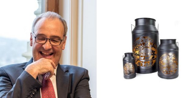 Dem neuen Bundespräsident wurde von seiner Partei eine schwarze Milchkannen-Laterne geschenkt. (Bild BauZ/Lumières des Alpes)
