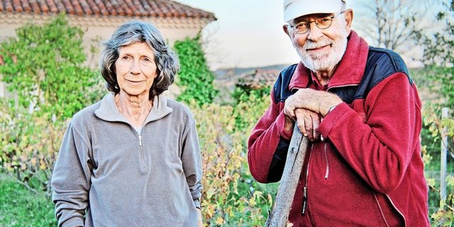 Sie erwarben das Landgut und bewirtschafteten es etwa 20 Jahre. Jetzt möchten sie es weitergeben. Machen die Kinder mit? Stephanie Baumann-Bieri (links) und Ruedi Baumann (rechts). 