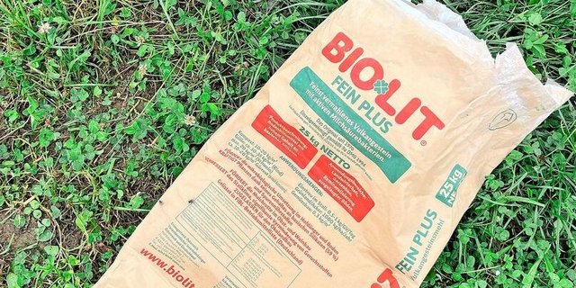 Biolit-Urgesteinsmehl ist einer von vielen verschiedenen Güllezusätzen, dem eine Vielzahl positiver Effekte auf die Bodenlebewesen, als auch auf die Güllenzusammensetzung nachgesagt wird.