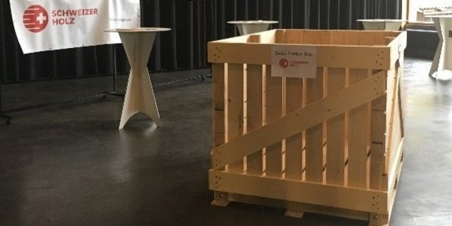 Der Prototyp der "Swiss Timber Box" wurde am 22. Oktober Branchenakteuren des Handels vorgestellt. (Bild Lignum Holzwirtschaft Zentralschweiz)