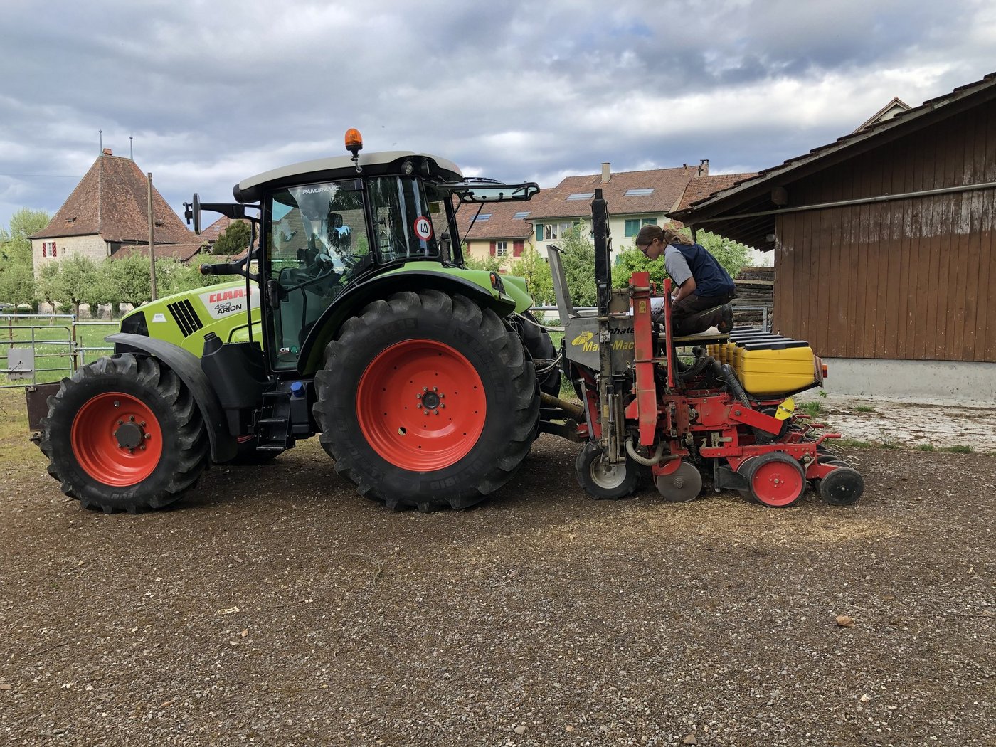 Sabrina Blaser macht ihre Zweitausbildung zur Landwirtin auf dem Lehrbetrieb von Christoph Hess in Wagen an der Aare BE. (Bild zVg)