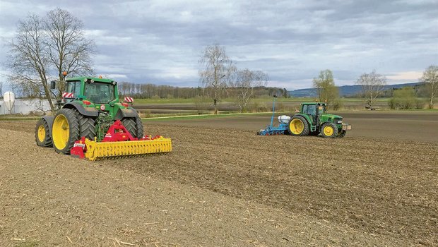 So sieht nachbarschaftliche Unterstützung aus: Nachdem Vater und Sohn Streit einen Grossteil ihrer Rüben durch den Frost verloren haben, hilft der Nachbar beim erneuten Ansäen. (Bild Lukas Streit)