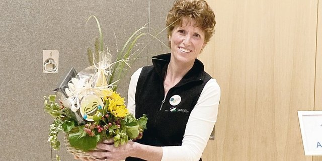 Ein Dankeschön zwischendurch: Präsidentin Regula Böhi wurde für ihren unermüdlichen Einsatz für den Thurgauer Landfrauenverband geehrt.