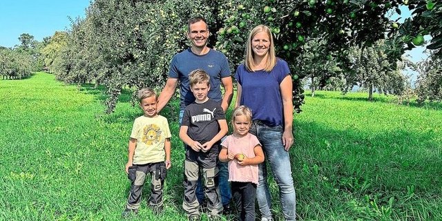Die Familie Hafner vor einem ihrer Hochstamm-Apfelbäumen: Astrid und Philipp Hafner-Popp mit den Kindern Pascal, Mauro und Anna (v.l.).