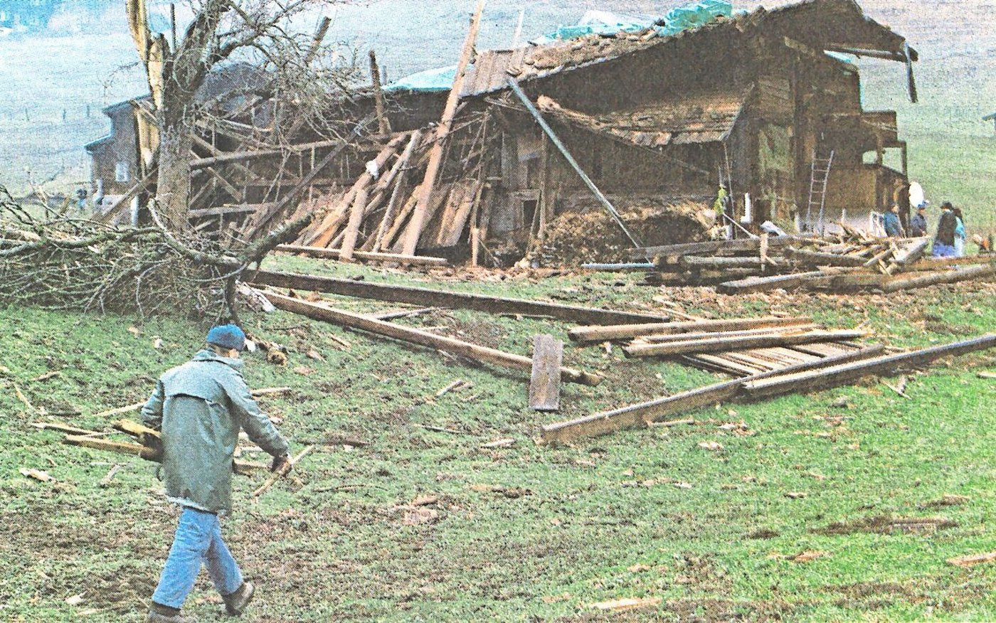 Bei Liegenschaften entstanden massive Sturmschäden. Dieses Bild zeigt ein beschädigtes Gebäude in Kandergrund im Berner Oberland.