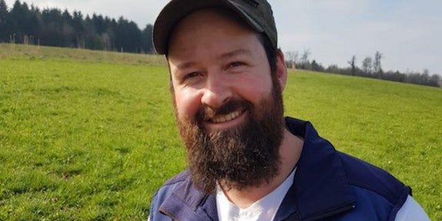 Niklaus Helbling findet es übertrieben wie manche Zeitgenossen samstags ihr Auto waschen, das nicht den Hauch von Schmutz aufweist. (Bild Archiv BauZ)