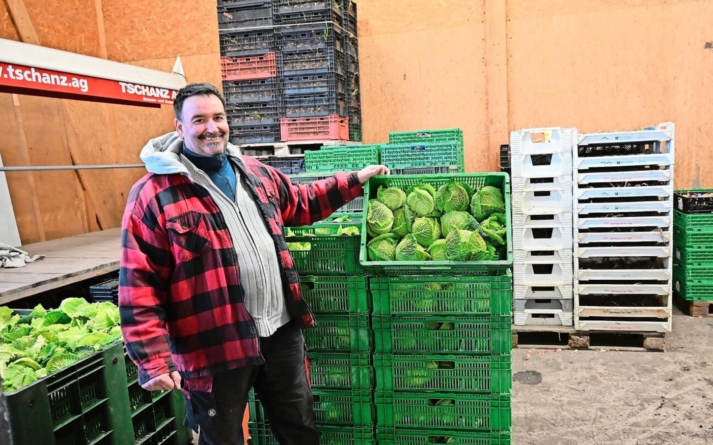 Jakob Tschachtli ist Betriebsleiter des Gemüsebetriebes. Von ihm kauft Ehefrau Yvonne einen Teil der benötigten Rohprodukte für die Trocknung.  