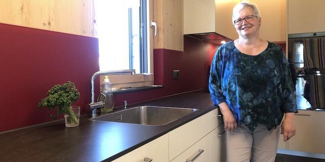 An ihrer neuen Küche mag Elisabeth Zumbrunnen besonders, dass alles nahe beieinander ist. Vorher lag zischen Herd und Abwaschtrog ein ganzer Raum. (Bilder Esther Thalmann)