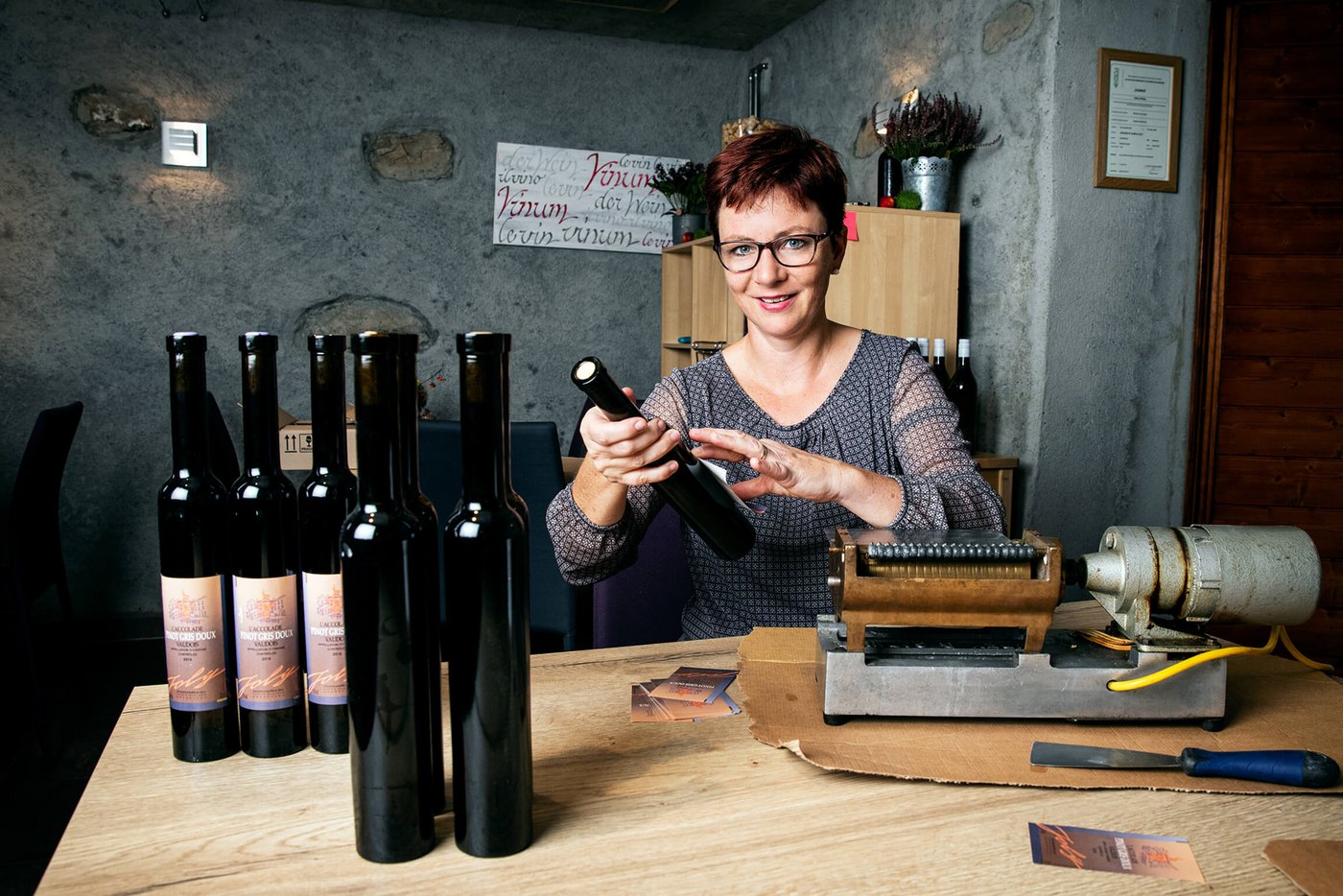 Landfrauenküche 2019 - Aurélia Joly Foto-Shooting mit Ihren Weinen (Bild: SRF/Ueli Christoffel)