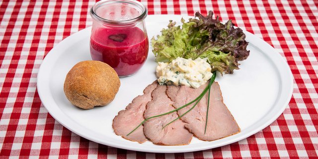 Randensuppe mit Roastbeef und einem 5-Kornbrötli. (Bild SRF/ Ueli Christoffel)