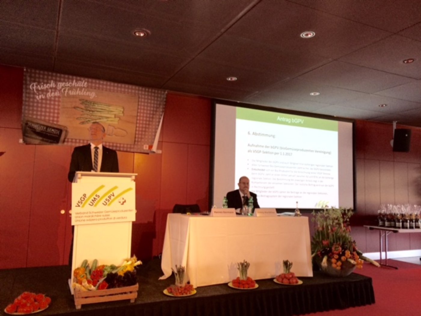 Präsident Hannes Germann und Direktor Jimmy Mariéthoz nahmen mit Erleichterung Kenntnis vom klaren Abstimmungsergebnis. (Bild Adrian Krebs)