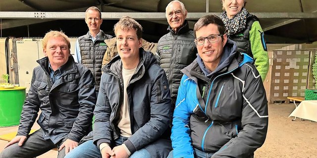 Die Manager der Teilprojekte: Fabian Etter, Erwin Gamper, Regula Böhi (hinten, v. l.) und Marc Böhler, Simon Stiefel und Tobias Neuenschwander (vorne, v. l.). Es fehlt Michaela Lüthi-Gamper.