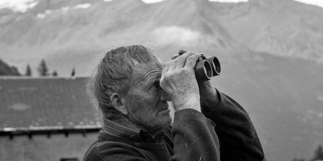 Mein Freund Sepp in Rossbodustaful, der auf den gegenüberliegenden Gletscher starrt, so wie er es als Kind tat.