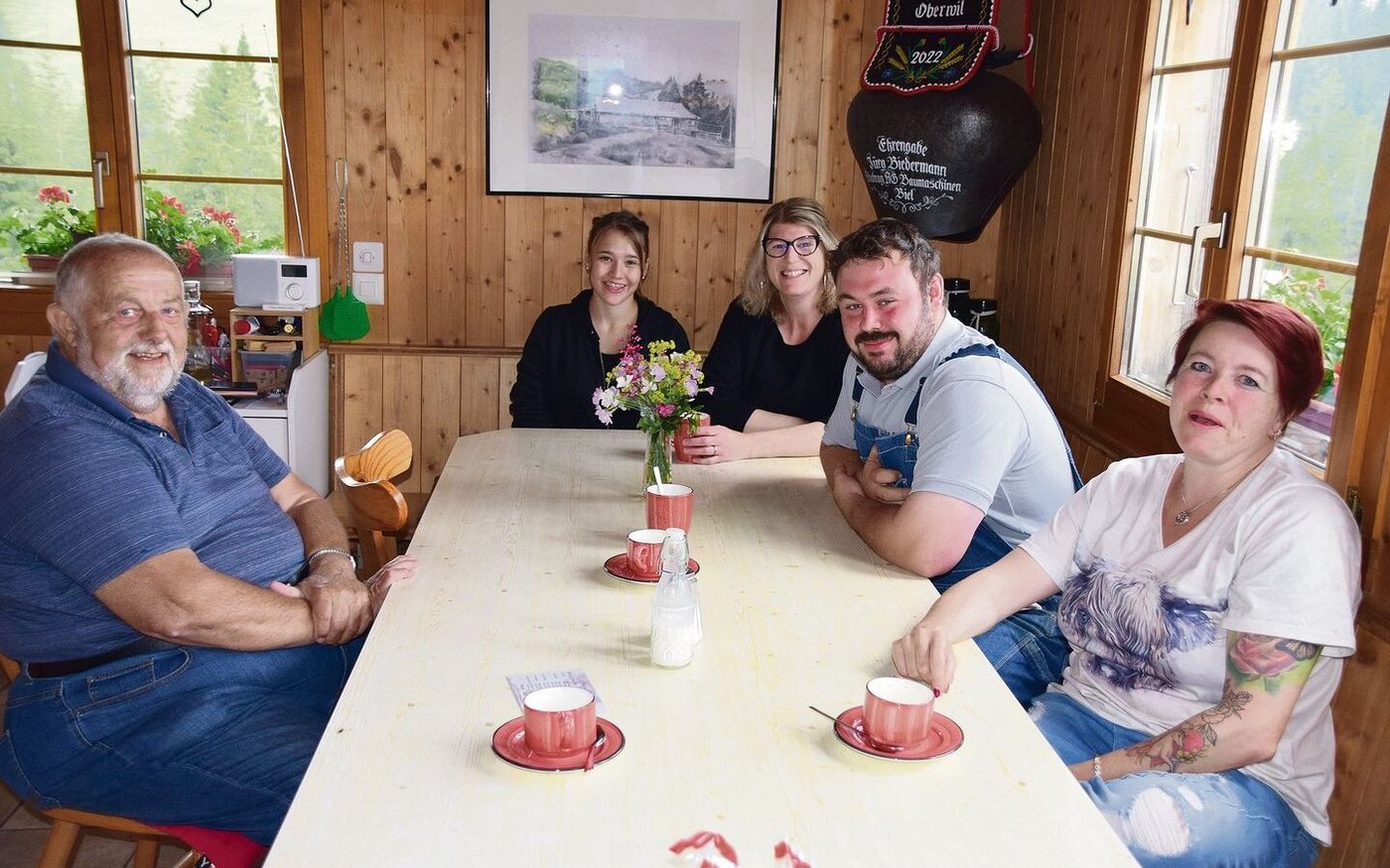 Gemütlich zusammen in der Alpbeiz Oschubi (v. l. n. r.): Fritz Trachsel, Rahel, Sandra Ledermann, Simon Messerli und BauernZeitung-Redaktorin Daniela Joder. 