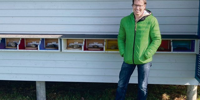 Imker Stefan Bernet vor seinem Hauptbienenhaus in Gommiswald. Noch sind wenige Bienen unterwegs.(Bild Alexandra Stückelberger)