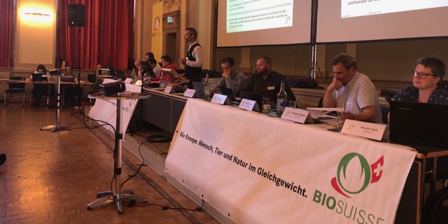 Sah sich einmal mehr lebhaften Diskussionen gegenüber: Der Bio-Suisse-Vorstand mit Präsident Urs Brändli am Stehpult. (Bild jw)