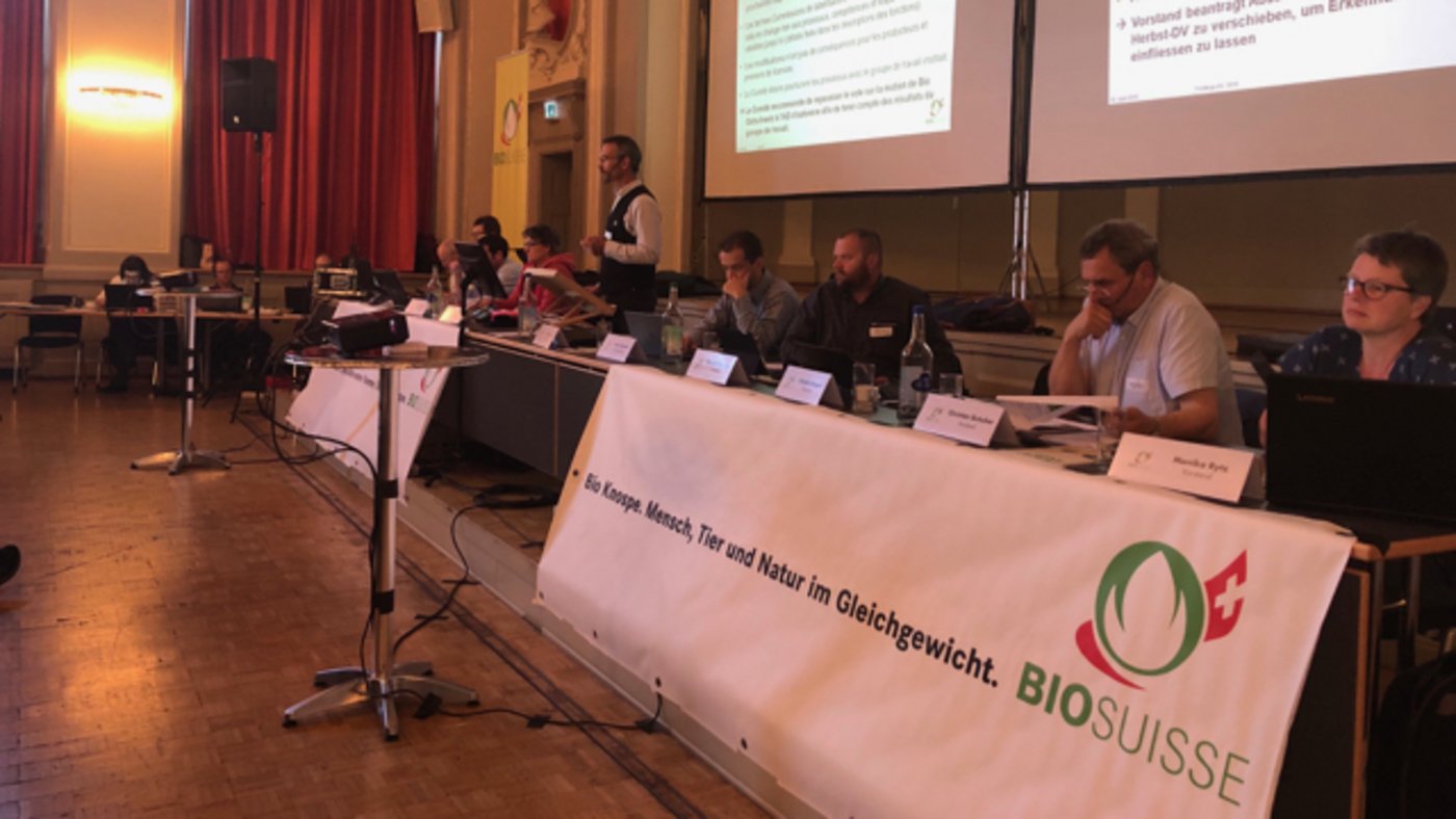 Sah sich einmal mehr lebhaften Diskussionen gegenüber: Der Bio-Suisse-Vorstand mit Präsident Urs Brändli am Stehpult. (Bild jw)