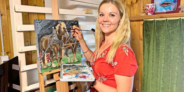 Aurelia Patigler-Däschler vor der Staffelei in ihrem Atelier. Die Landwirtin und Künstlerin malt mit Acrylfarbe und möglichst detailgetreu, vor allem einheimische Wild- und Nutztiere.