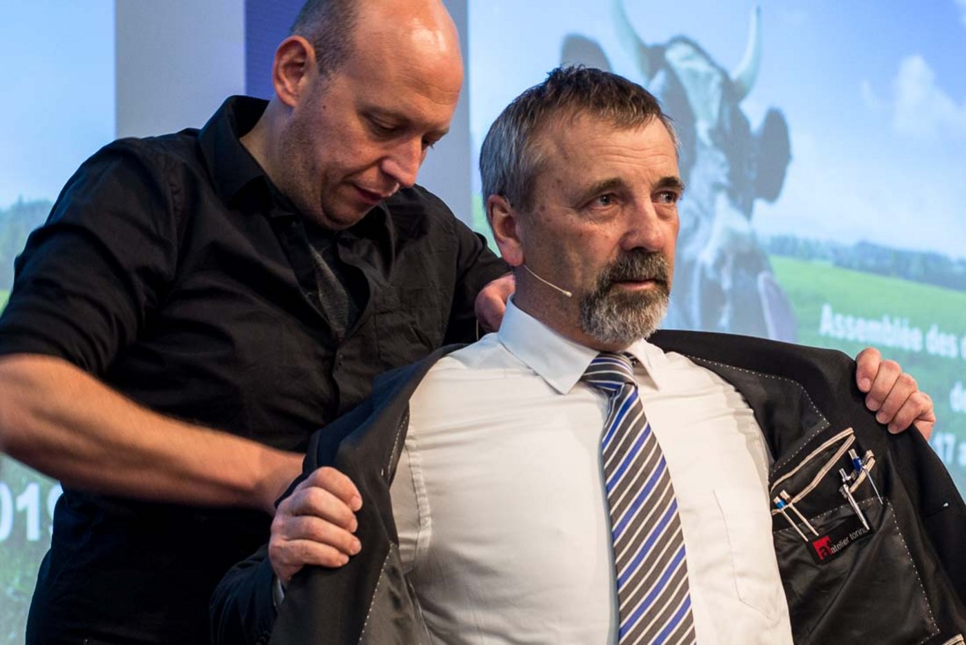 SMP-Präsident Hanspeter Kern lässt sich vor der DV das Mikrofon einrichten. (Bild hja)