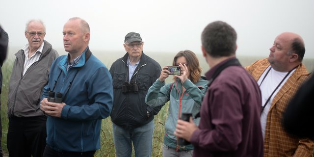 Andreas Aebi in der blauen Jacke bei der Besichtigung der Kiebitzkolonie. Der Nationalratspräsident und Landwirt engagiert sich auf seinem Hof, aber auch sonst stark für Vögel. (Bild Lucas Lombardo/BirdLife Schweiz)