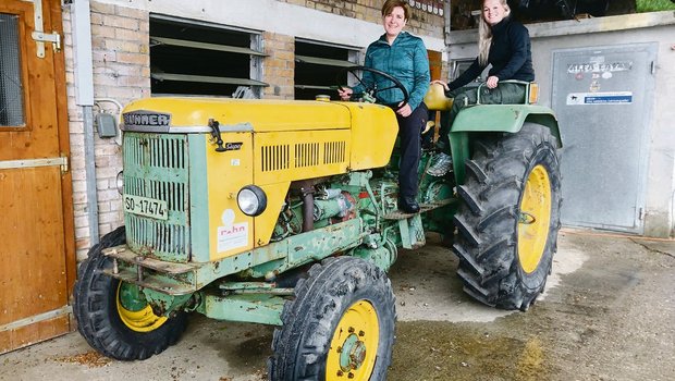Kathrin Niemetz und ihre Lernende Martina Ackermann auf dem Bührer der Reihe «Super». (Bild et)