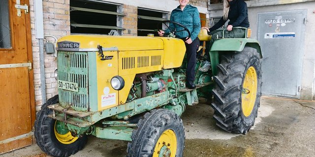 Kathrin Niemetz und ihre Lernende Martina Ackermann auf dem Bührer der Reihe «Super». (Bild et)