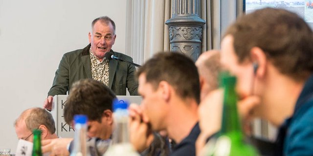 Josef Meyer, SVZ-Präsident, eröffnet die DV in Bern. (Bild hja)