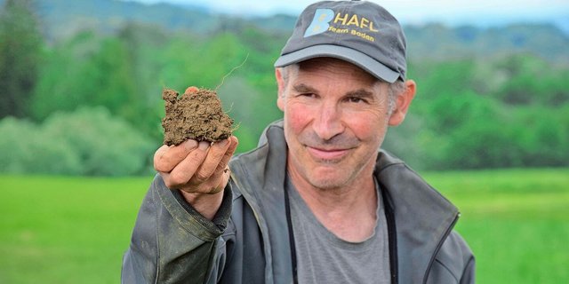 Bodenanalysen aus dem Labor liefern zwar Daten zu verschiedenen Nährstoffgehalten. Eine ganzheitlichere Sicht auf den Boden und seine Funktionen brauche aber weitere Indikatoren, so Stéphane Burgos Bodenkundler.