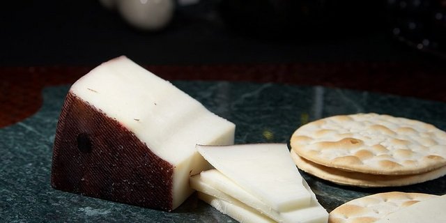 Ziegenkäse sowie andere Erzeugnisse aus Ziegenmilch werden hierzulande immer beliebter. (Bild Pixabay)