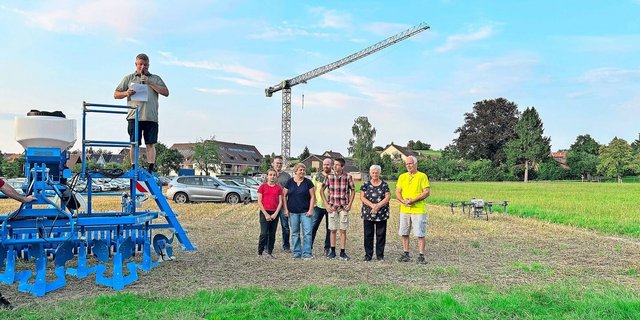 Die Gastgeber am Puure-Höck (v. l.): Martin Berger (mit Mikrofon), Tochter Leonie mit Rahel Berger, hinter ihnen Marc Peter (Präsident Bezirksverein Winterthur), Thomas Kyburz, Florian Berger, Lotti Berger und Markus Kyburz.