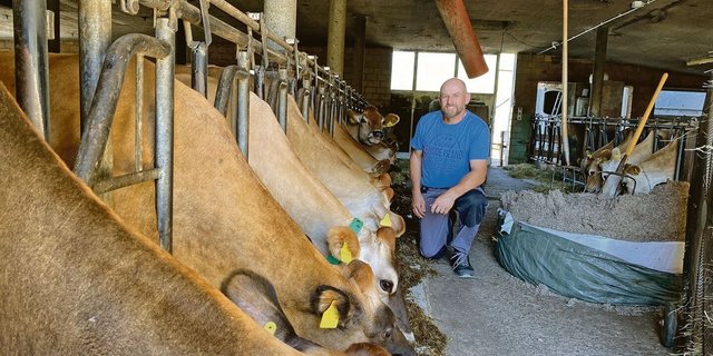 André Stalder im Stall bei seinen Jersey-Kühen. Neben Milchwirtschaft und Fleisch-Vermarktung bietet er auf seinem Hof Green Care an.