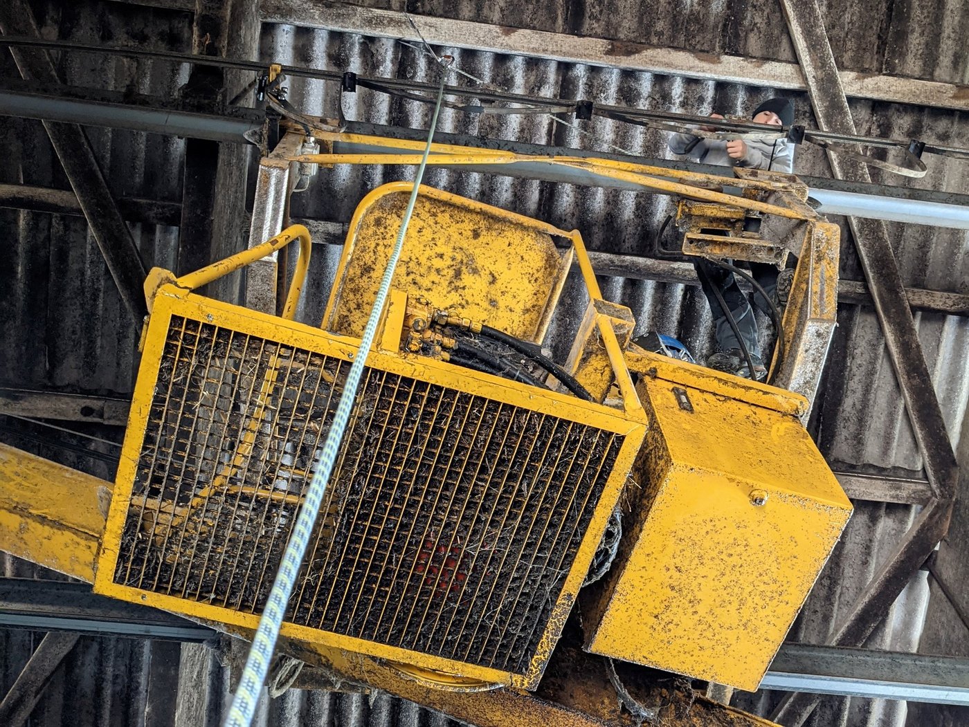 Gabriel Frei sichert seinen Kollegen  auf dem Heukran.  Diese Woche machte er wieder ganz neue Erfahrungen damit. (Bild Gabriel Frei)