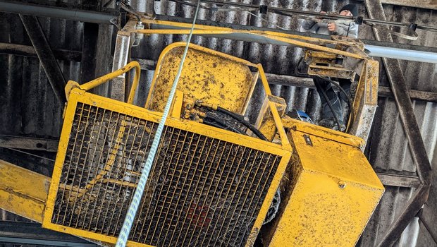 Gabriel Frei sichert seinen Kollegen  auf dem Heukran.  Diese Woche machte er wieder ganz neue Erfahrungen damit. (Bild Gabriel Frei)