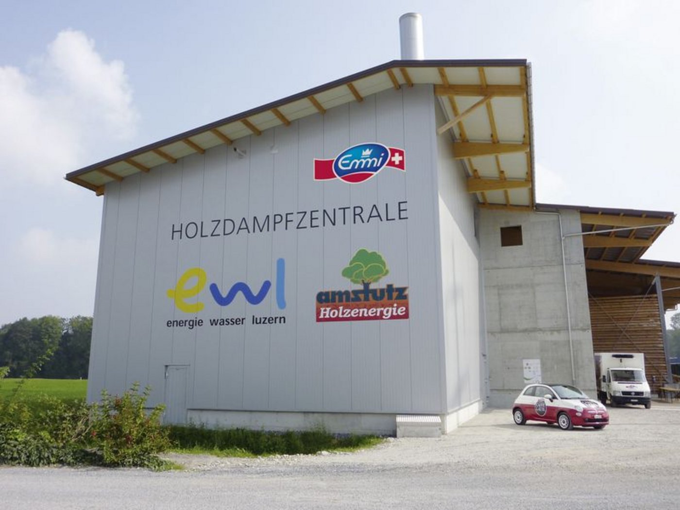 Seit rund 10 Jahren produziert Emmi im luzernischen Emmen mit erneuerbarer Energie: Die Holzschnitzelanlage erzeugt Dampf, welche die Milchverarbeiterin zur Herstellung von Milchprodukten benutzt. (Bild Emmi)