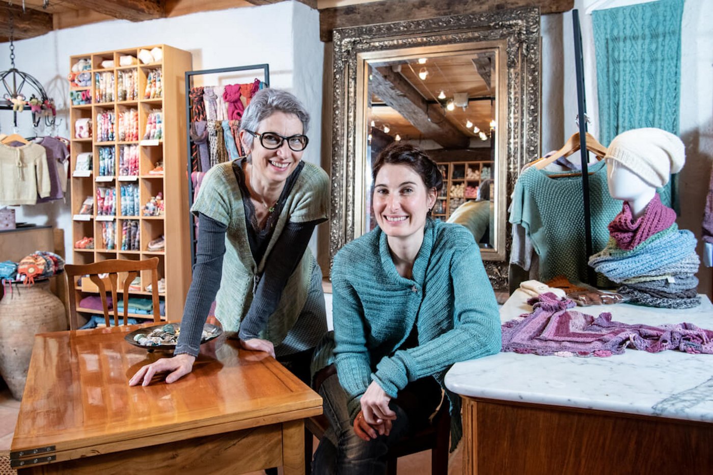 Mutter Joana und Tochter Christina Frei betreiben gemeinsam das Seiden-Atelier in Gottlieben. (Fotos: Marion Nitsch)