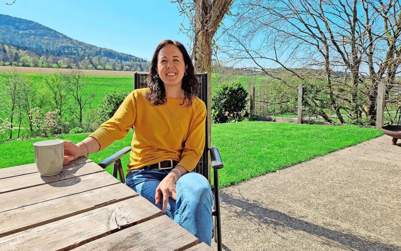 Kaffeepause auf dem Sitzplatz des Bauernhauses. Rebekka Gasser diskutiert gern mit Menschen.