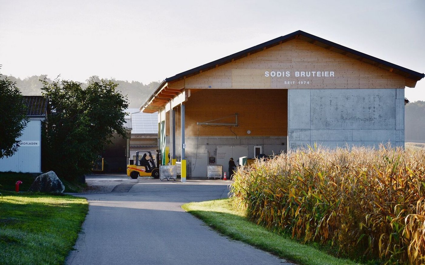 Gereinigt wird auf dem neuen, überdachten Waschplatz des Betriebs.