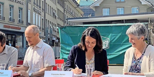 Franziska Herren bei der Lancierung ihrer zweiten Initiative. Sauberes Trinkwasser spielt auch bei diesem Volksbegehren eine Rolle, es stellt aber breitere Forderungen.