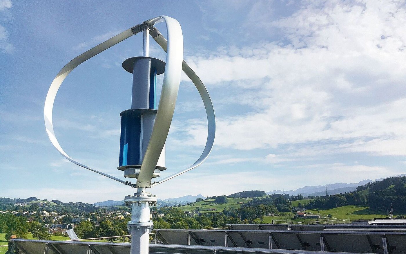 Im Gegensatz zu den bekannteren horizontalen Windrädern müssen sich vertikale Anlagen nicht nach dem Wind ausrichten und können auch turbulente Strömungen nutzen. 