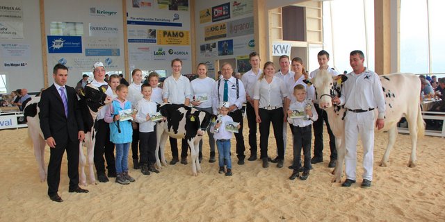 Die Jungzüchter an der Jubiläumsschau des HVZV Wiggertal. (Bild zVg)