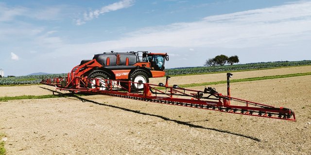 Agrifac hat eine Spritztechnologie entwickelt, welche die Spritzmittel bedarfsgerecht verteilt. Die Dosierung wird kameragesteuert für jede Düse einzeln geregelt. Das spart Mittel ein. (Bild zVg)