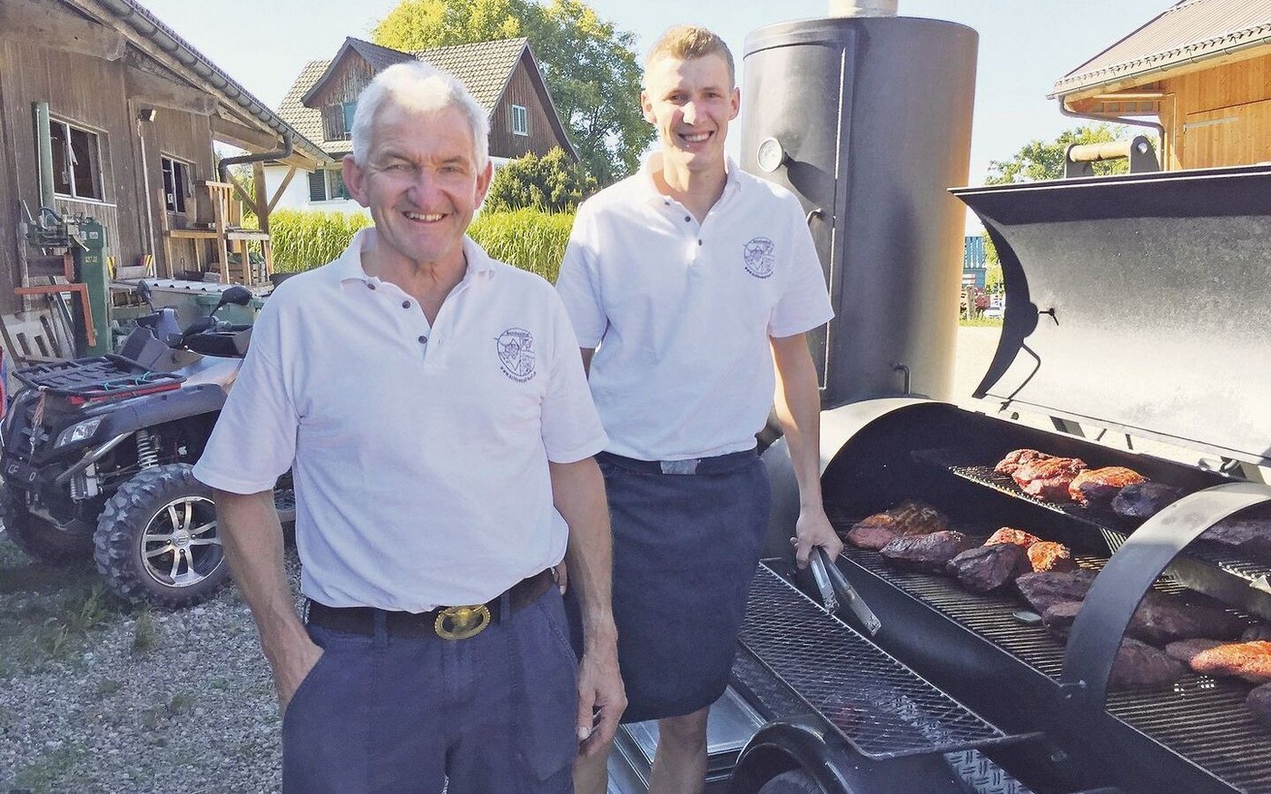 Gastgeber des Schlösslihofs Josef Gisler und Sohn Ivo sorgten am Smoker dafür, dass nichts anbrannte. 	