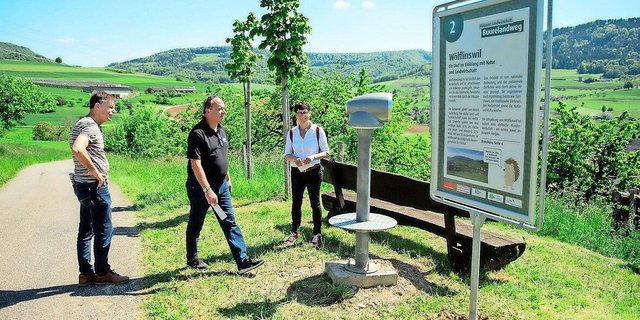 Markus Dieth (Mitte) geht zum Viscope-Teleskop, um den Blick über die Gegend um Wölflinswil schweifen zu lassen. Colette Basler (rechts) führt durch verschiedene Posten des Buurelandwegs.