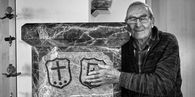 Toni, der an Weihnachten die Wärme seines Giltsteinofens aufsaugt.