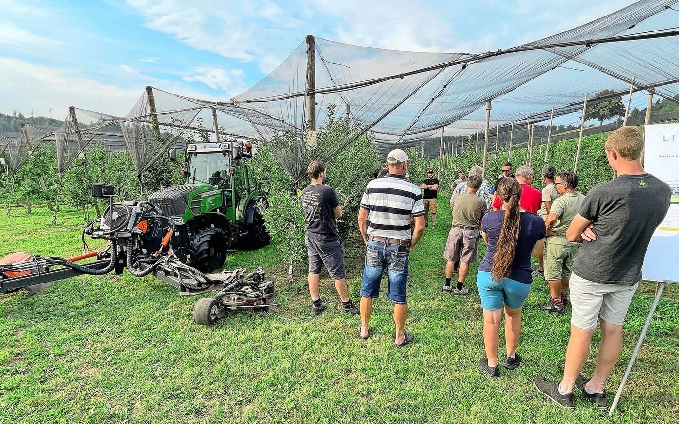 Der doppelseitige Fadenmäher (l.) wurde an der Begehung in der Obstanlage des LZ Liebegg präsentiert 
