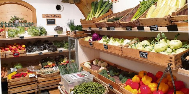 Will ein Hofladen verkaufen, gibt es keine halben Sachen. Die Regale und Kistchen müssen prall gefüllt sein und zum Kauf einladen. Die Qualität muss top sein. Wichtig sind auch die Öffnungszeiten abseits der üblichen Ladenöffnungszeiten. 