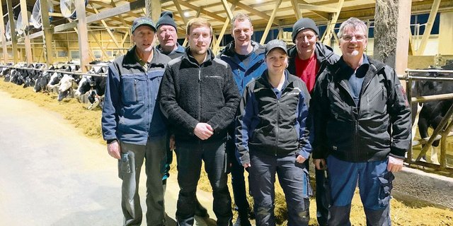 Das Team der Betriebsgemeinschaft samt künftigen Nachfolgern (v. l.):  Othmar Isenschmid, Markus Blum, Ramon Blum (Sohn), Ueli Häfliger, Jacqueline Lütolf, Sepp Häfliger und Herbert Lütolf. 