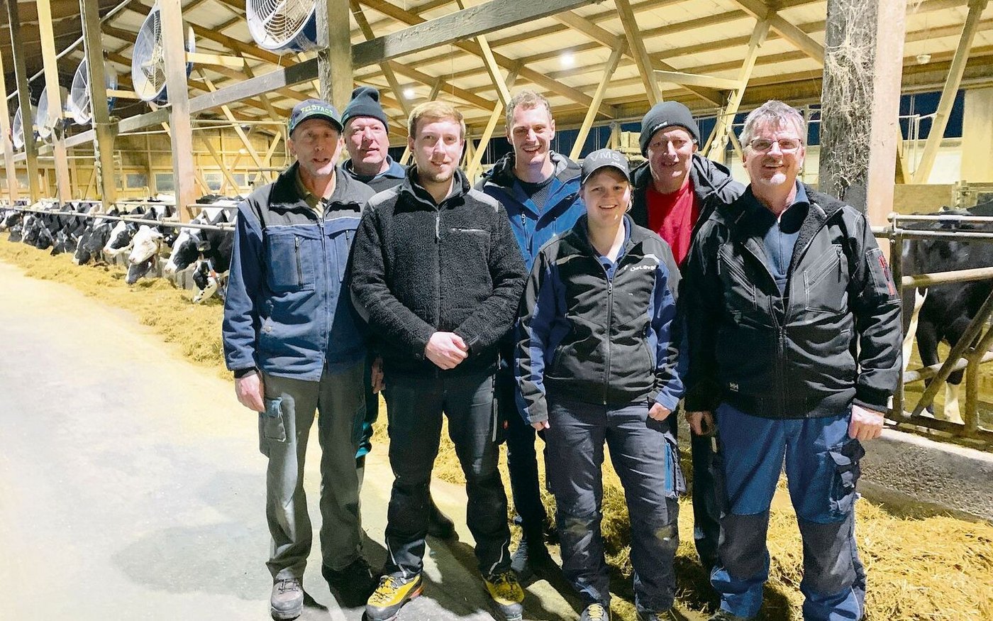 Das Team der Betriebsgemeinschaft samt künftigen Nachfolgern (v. l.):  Othmar Isenschmid, Markus Blum, Ramon Blum (Sohn), Ueli Häfliger, Jacqueline Lütolf, Sepp Häfliger und Herbert Lütolf. 