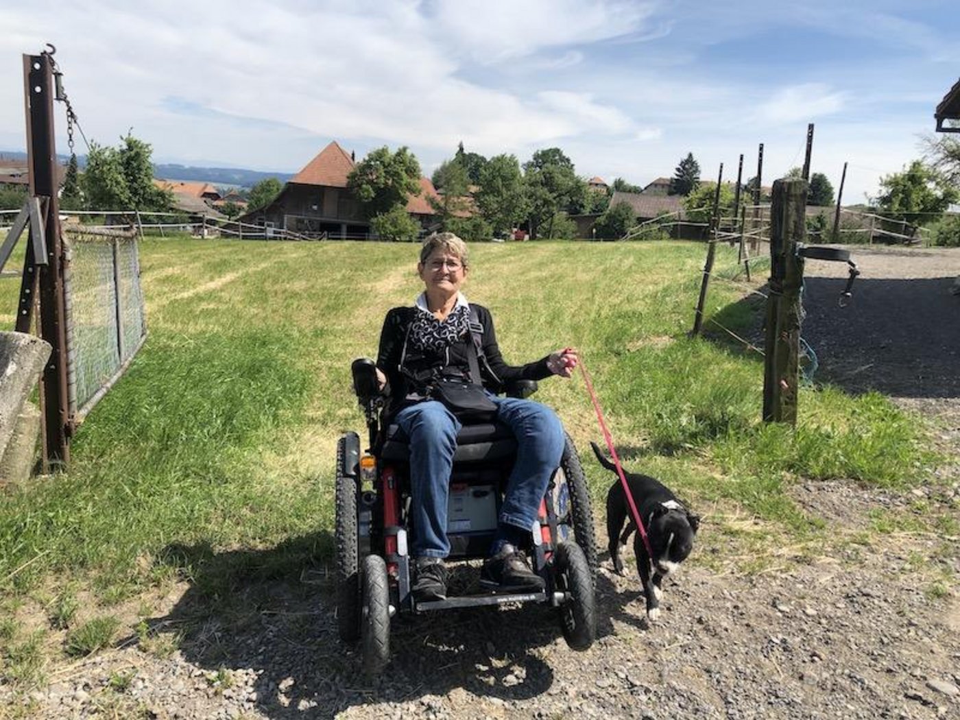 Anita Knuchel ist beinahe täglich mit ihrem Rollstuhl im Freien unterwegs. (Bild et)